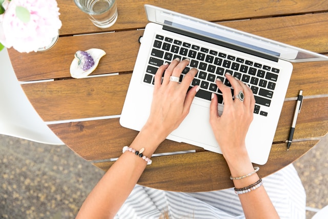 Een online typecursus volgen tijdens je vakantie: leerzaam en ontspannen